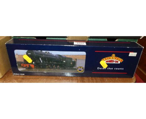 A Bachmann 32-256 War Department 2-80 austerity locomotive and tender, in original boxHeavily worn.