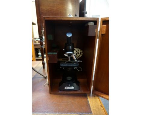 A vintage electric monocular microscope, labelled 'Vicars', in fitted box.&nbsp; 
