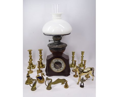SMITHS VINTAGE BAKELITE CASED MANTEL CLOCK, oil lamp and a quantity of ornamental brassware and candlesticks