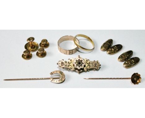 18ct gold band ring, another, a pair of 9ct cufflinks, three buttons, a stud, two scarf pins and a brooch, 9ct gold.