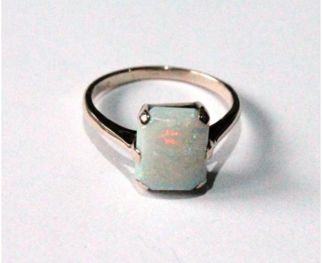 Opal ring with rectangular opal in gold, '9ct'.