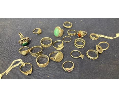 Jewellery : Accumulation of 20 mens and womens silver rings some with stones, good value lot all apear to be hallmarked 90g a