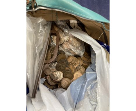 Coins : Very heavy retro sports bag full of old copper coins (collection advised !)