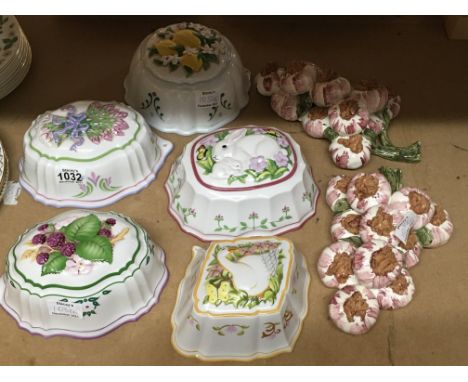 A Collection Of 5 Franklin Mint jelly moulds and a pair of ceramic ornaments in the form of onion bunches