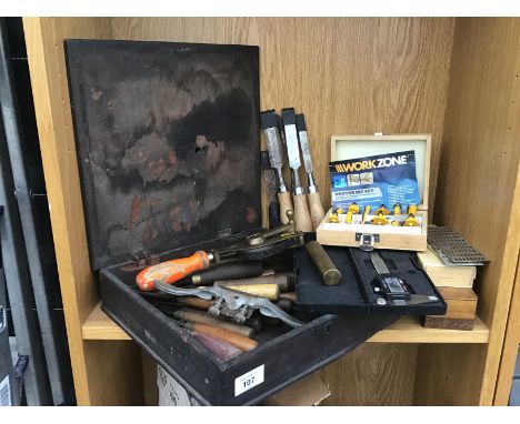 VARIOUS TOOLS TO INCLUDE CHISELS, ROUTER BIT SET, CALIPER AND VINTAGE TOOLS 