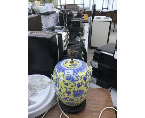 AN ORNATE YELLOW AND BLUE TABLE LAMP IN WORKING ORDER 