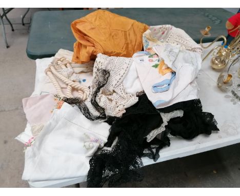 A LARGE COLLECTION OF ASSORTED VINTAGE EMBROIDERY AND LINEN 