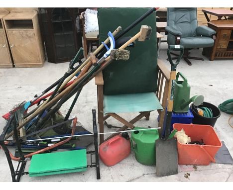VARIOUS GARDEN ITEMS TO INCLUDE TOOLS, DIRECTORS CHAIR, HOSE PIPE ETC 