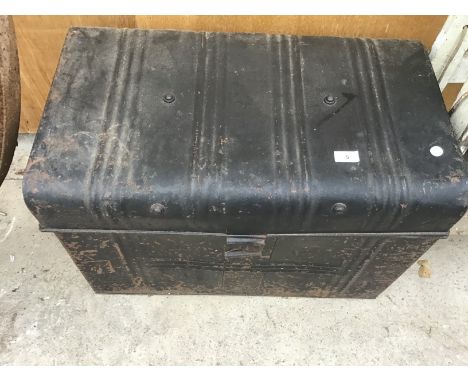 A VINTAGE METAL STORAGE CHEST 69CM X 42CM X 47CM 