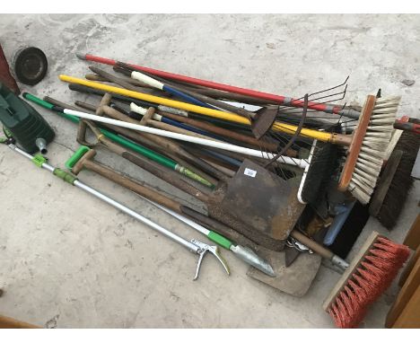 A LARGE QUANTITY OF GARDEN TOOLS TO INCLUDE SPADES, BRUSHES, RAKE, ETC 