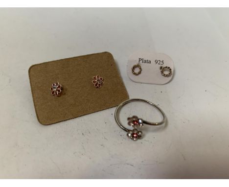 TWO PAIRS OF EARRINGS TOGETHER WITH A RING 
