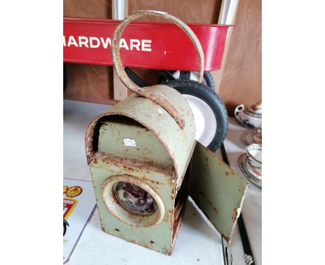 A VINTAGE RAILWAY LANTERN WITH RED LIGHTS 