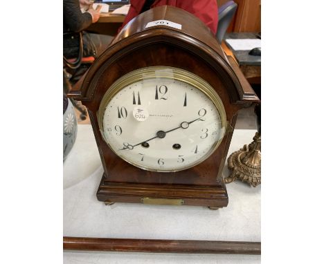 AN EARLY 20TH CENTURY MAHOGANY CASED MAPPIN AND WEBB LTD MANTLE CLOCK WITH FRENCH MOVEMENT AND ENAMEL DIAL, HAVING PRESENTATI