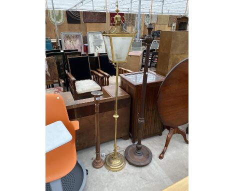 AN INDONESIAN WOOD CANDLE STAND, A BRASS STANDARD LAMP AND AN OAK STANDARD LAMP 