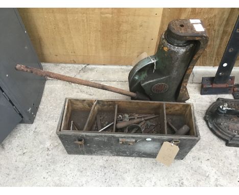 A VINTAGE HYDRA MODEL LITE JACK WITH BAR AND AN AMMUNITION BOX (NO LID) 