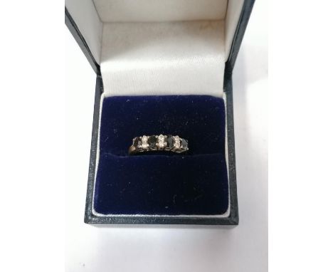 A LADIES 9CT YELLOW GOLD DIAMOND AND SAPPHIRE STONE RING, BOXED 