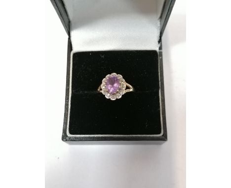 A LADIES 9CT YELLOW GOLD PINK STONE RING, BOXED 