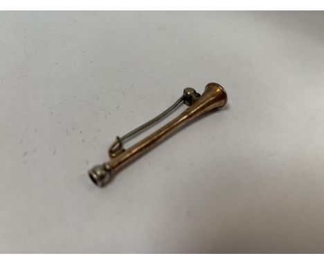 A HUNTING BUGLE BROOCH/PIN 