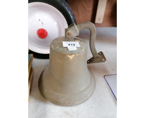 A VINTAGE METAL BELL WITH BRACKET 