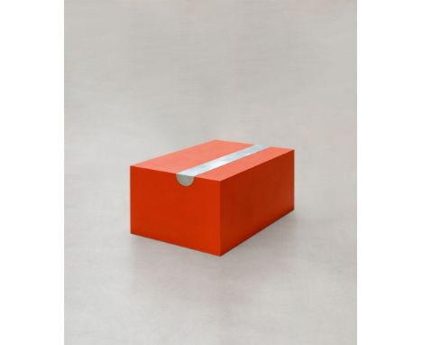   Donald JuddHalf Solid Tube Piece  Sperrholz, rot gefasst, und Aluminium 50 x 115 x 77 cm. - Mit geringfügigen Altersspuren.