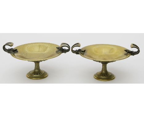 Paar kleine Fußschalen. Bronze, teils dunkel patiniert. Runde, flache Schalen, seitliche Handhaben mit plastischen Eidechsen.