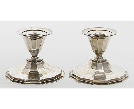 Paar Art Deco-Leuchter, je einflammig. 826/000 Silber, 234 g. Facettierter Schaft und Tülle. Mz. Carl M. Cohr, Beschau Dänema