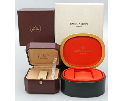 Zwei Uhrenschatullen "Patek Philippe". Verschiedene Materialien und Ausführungen, 1x innen mit starken Altersspuren. Je im Or