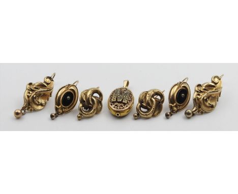 Drei Paar Ohrschmuck und Medaillonanhänger. 14 kt. GG, geprüft, brutto 12,4 g. Ohrhänger zweimal mit Reliefdekor und einmal b