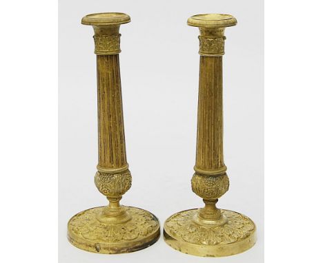 Paar Empire-Leuchter, je einflammig. Feuervergoldete Bronze. Kannelierte Säulenform mit Akanthusrelief. Alters- und Gebrauchs