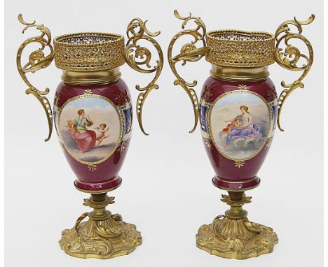 Paar Prunkvasen im Stil Louis XV. Vergoldete Bronze-/Messingmontagen in Form von Rocaillen. Eiförmiger Porzellankorpus mit we