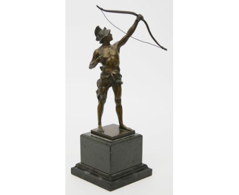 Unbekannter Künstler (um 1900/Anf. 20. Jh.) Athletischer Bogenschütze mit Helm und Lendenschurz. Braun patinierte Bronze. Mar
