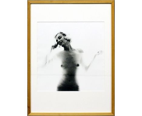Stern, Bert (1929 New York 2013) Marilyn Monroe bzw. "Vogue", so verso betitelt, bez. Bert Stern und dat. 1962. Fotoabzug/Bar