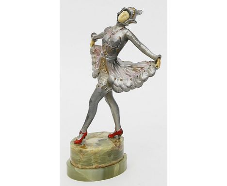 Art Deco-Skulptur einer Tänzerin. Polychrom patinierte Bronze, Gesicht und Hände mit Elfenbein-Imitat. Finger besch. Auf Onyx