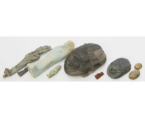 Fünf Statuetten und vier Skarabäen. Ton und Bronze. Alters- und Gebrauchsspuren. Unbestimmtes Alter. L. 1,5 bis 10 cm.