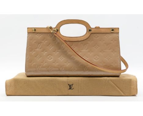 Clutch "Roxy Drive", Louis Vuitton Monogram Vernis, beiges Glanzleder. Goldfarbene Hardware, teils gem. "LOUIS VUITTON". Lede