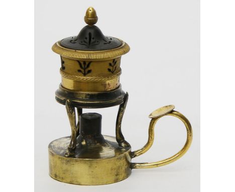 Empire-Schmelztiegel für Siegelwachs. Messing und Bronze, teils vergoldet und geschwärzt. Ölbrenner mit Tragegriff und Dreibe