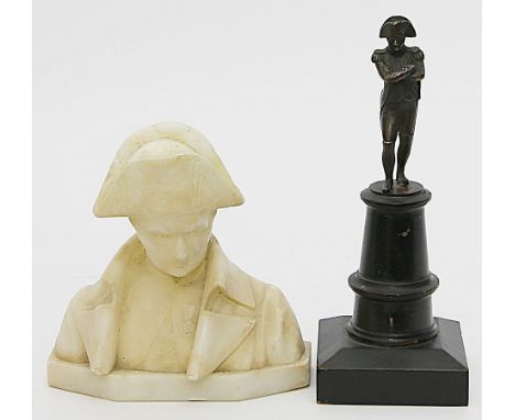 Unbekannte Künstler (um 1900) Stehender Napoleon und Büste. Dunkel patinierte Bronze bzw. Alabaster (besch.). H. 14 bzw. 20,5