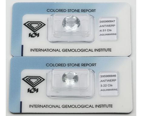 Zwei rund facettierte Aquamarine, 3,22 bzw. 4,51 ct. very light greenish blue, wärmebehandelt. Je eingeschweisst und mit IGI-
