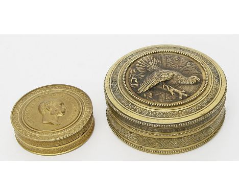 Große und kleine Dose im Empire-Stil. Vergoldete Bronze mit Akanthusrelief. a) Deckel mit Reliefportrait "CHRISTIAN IX KONGE 