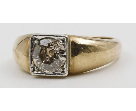 Diamantsolitärring. 14 kt. GG, geprüft, brutto 5,1 g. In quadratischer Fassung aus WG Diamant (mehrere Kerben) im Altschliff,