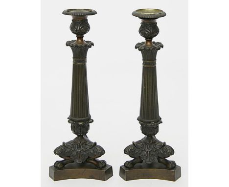 Paar Leuchter, Charles X., je einflammig. Dunkelbraun patinierte Bronze. Säulenform auf Dreibeinsockel mit Klauenfüßen. Frank