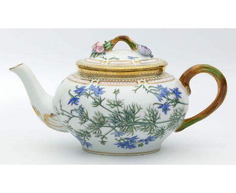 Teekanne "Flora Danica", Royal Copenhagen. Gebauchte Form mit Reliefdekor und Goldstaffage, Astgriffe und Deckel mit Blütenap