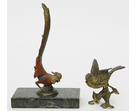 Unbekannte Künstler (wohl Wien, um 1900) Fasan und Vogel auf Zweig. Patinierte bzw. polychrom gefasste Bronze (berieben, l. g