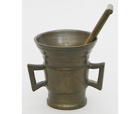 Mörser mit Pistill. Bronze. Glockenform mit zwei gekanteten Handhaben, schauseitig dat. 1671. Im unteren Bereich der Außenwan
