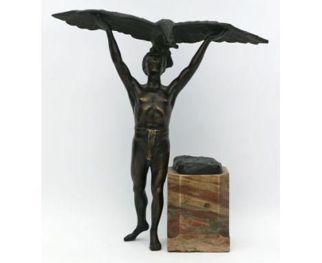 Unbekannter Bildhauer (Anf. 20. Jh.) Jüngling, einen Adler über dem Kopf haltend. Bronze, braun patiniert. Berieben, Adler lo