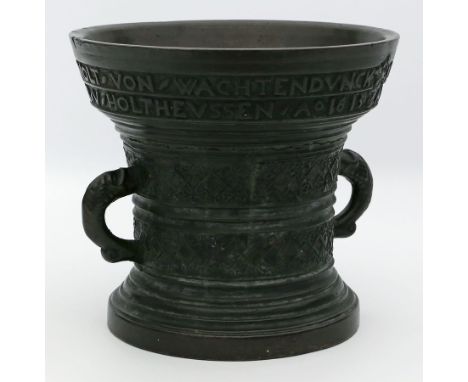 Mörser der Spätrenaissance. Dunkel patinierte Bronze. Korpus mit umlaufend zwei reliefierten Ornamentfriesen und seitlichen H