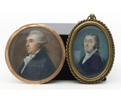 Zwei Miniaturen (um 1800) Zwei Aristokraten im Brustportrait, je im blauen Rock. Gouache/Platte (1 Kante mit Ausbrüchen). D. 