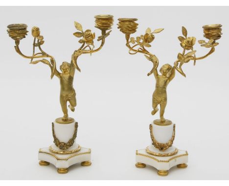 Paar Girandolen im Stil Louis XVI., je zweiflammig. Feuervergoldete Bronze in Form von Putten, florale Arme mit Rosen haltend