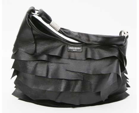 Damenhandtasche, Yves Saint Laurent. Schwarzes Leder in der Art eines Schottenrocks mit abnehmbarem Tragegriff gestaltet. Inn