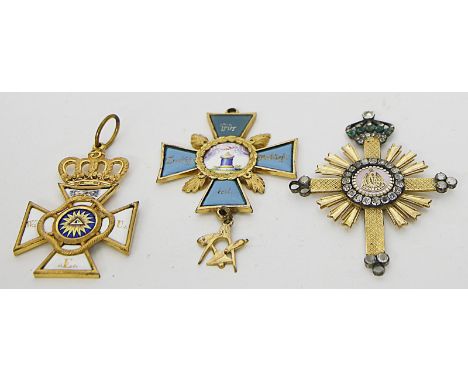 Drei Freimaurer-Abzeichen. Feuervergoldete Bronze. Verschiedene Ausführungen. Zweimal mit bunt bemalten Emaileinlagen, einmal